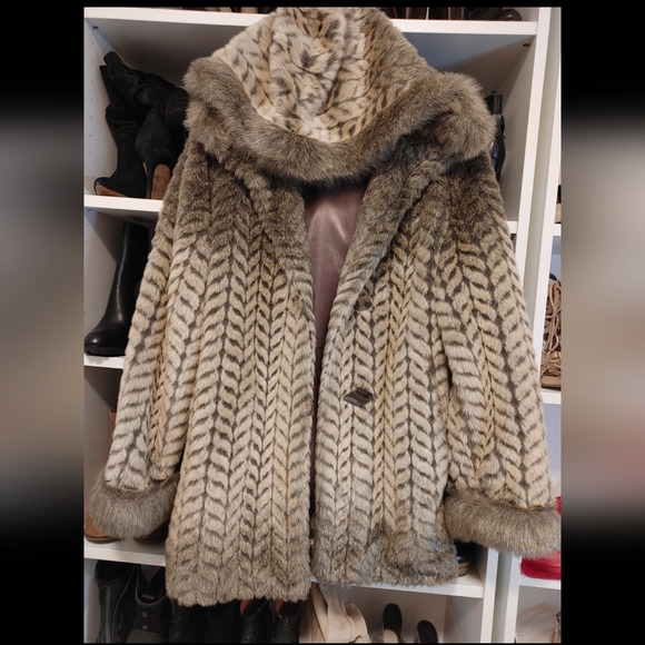 Faux Fur jacket with hood - Picture 1 of 13